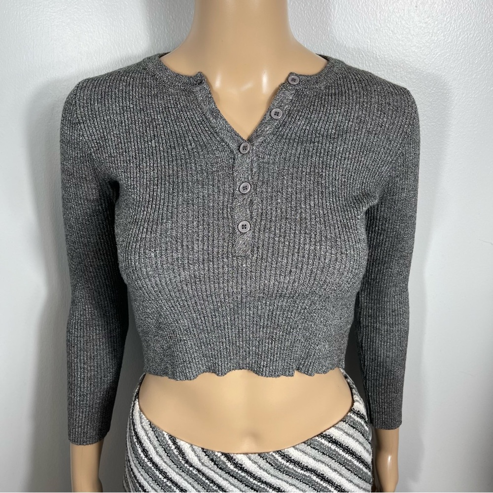 Gray Ribbed Button-Up Crop Top - Picture 2 of 3